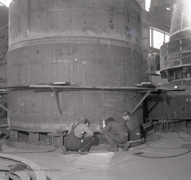 Photographs of apprentices being shown a job