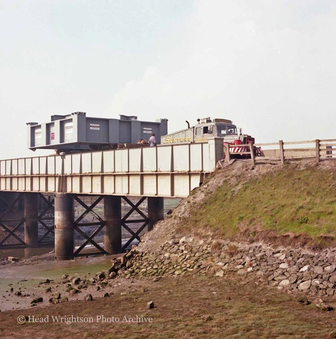 117 tonne structure on back of Sunters wagon, Tees Road (Greatham Creek)