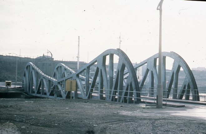 Aluminium bascule bridge, 3/4 view, Sunderland, before demolition