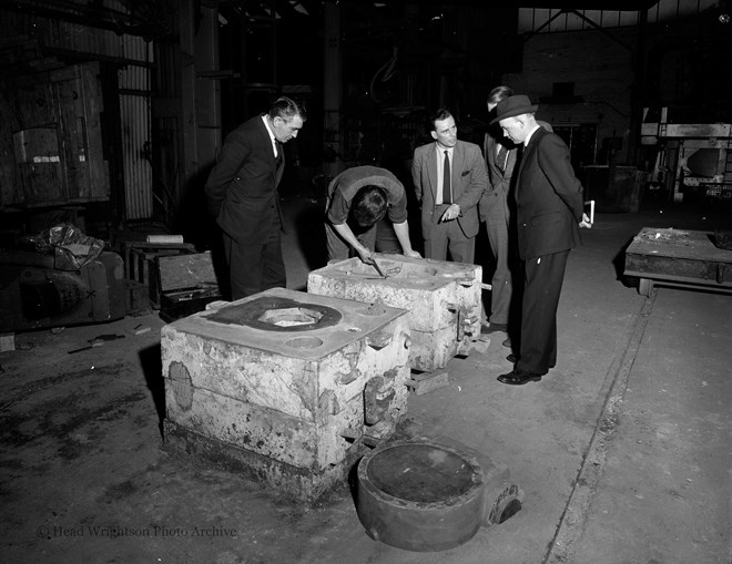 Examiners Assessing apprentices moulds (H Soppett)