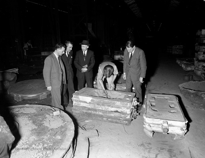 Examiners Assessing apprentices moulds (H Soppett)