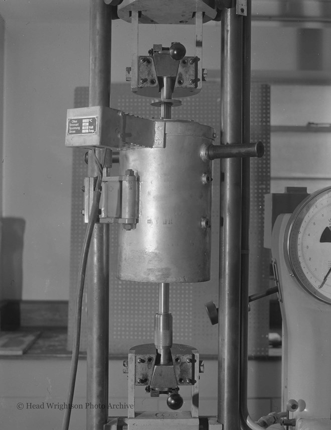 Extensionometer in foudry lab.