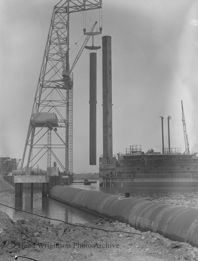 LIFTING 2ND SEA LEG INTO POSDITION ON DRILLING RIG