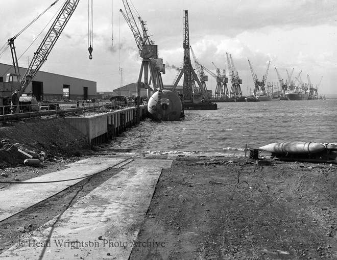 atmospheric column being erected at Teesport