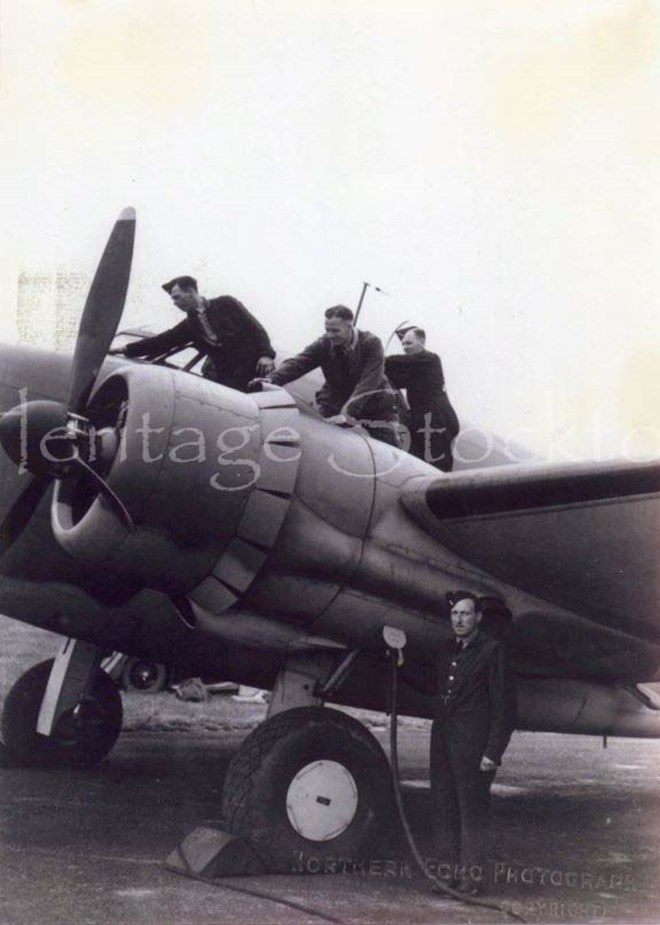 608 Squadron ground crew posing with a Lockheed Hudson, September 1941