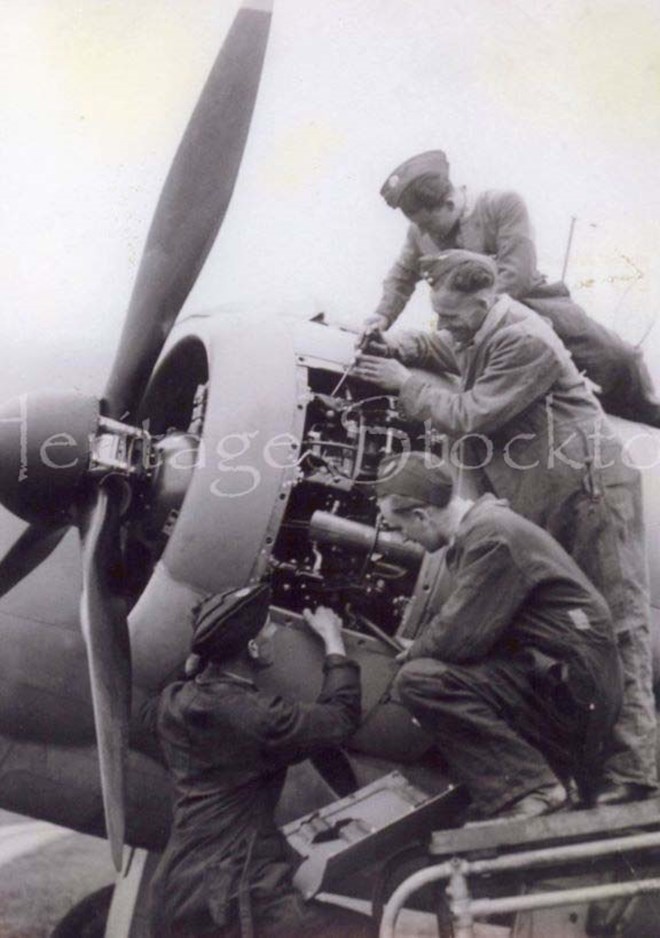 608 ground crew posing with a Hudson of 608 Squadron, September 1941. Copyright Northern Echo